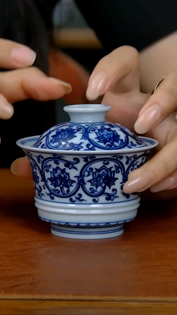 陶瓷双线缠枝莲马蹄两才盖碗（气窑）