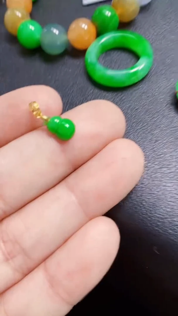 颈饰18K金镶嵌翡翠葫芦