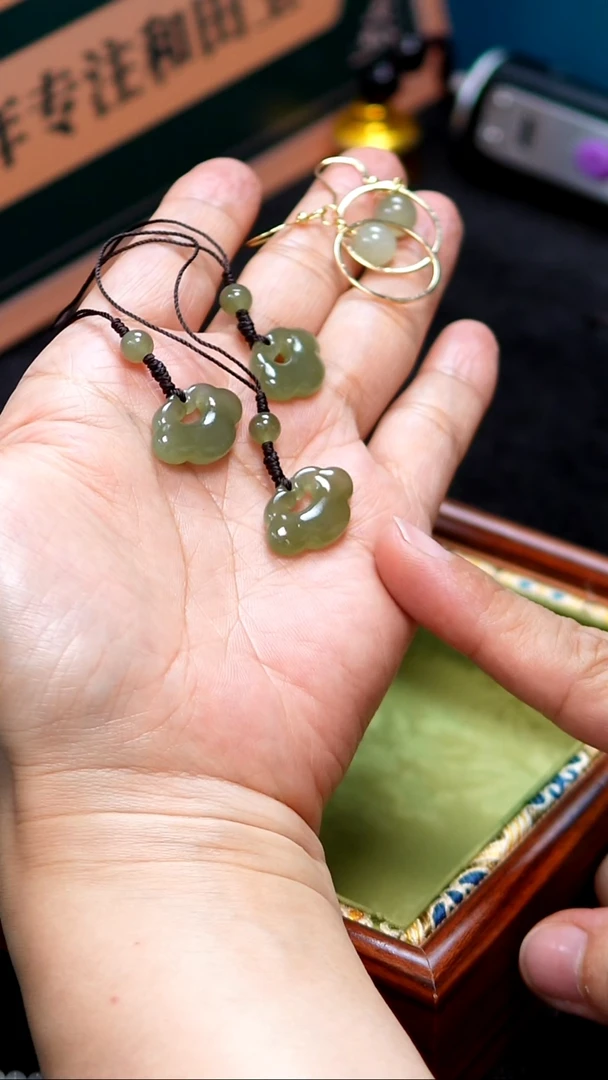 和田玉未镶嵌手机链如意