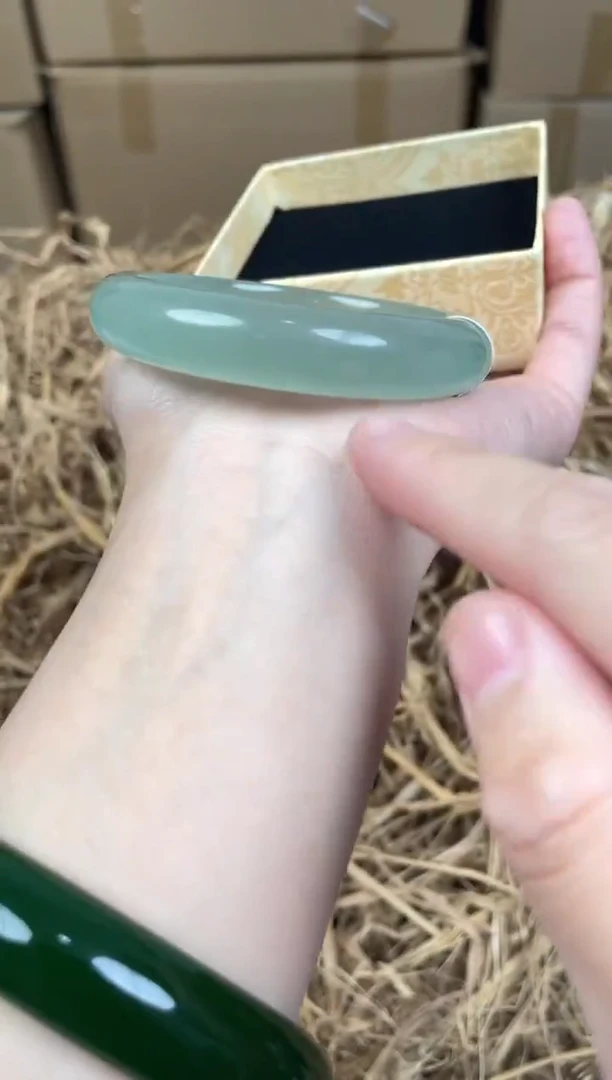 未镶嵌手镯石英质玉D-1028