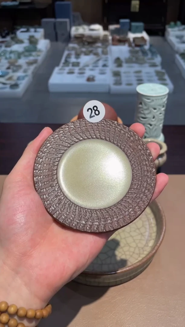 28窑承龙泉青瓷跳刀壶承