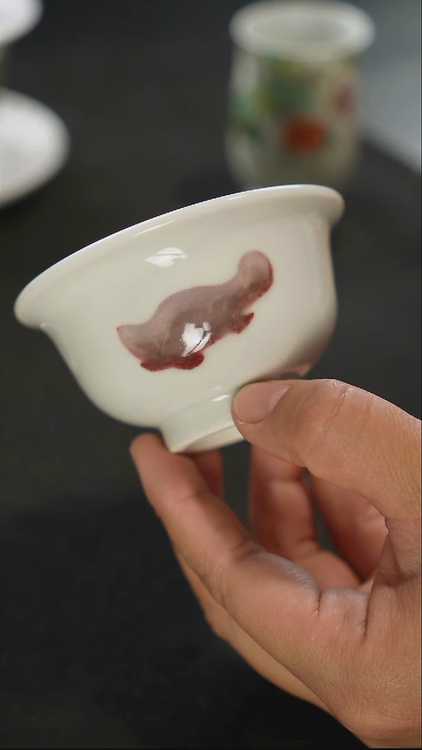 釉里红三鱼压手杯 纯手工