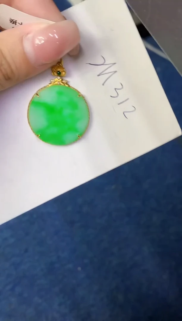 翡翠18K金镶嵌颈饰缅甸天然翡翠A货