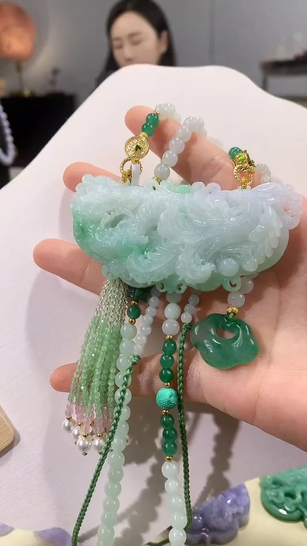 颈饰未镶嵌翡翠吊坠