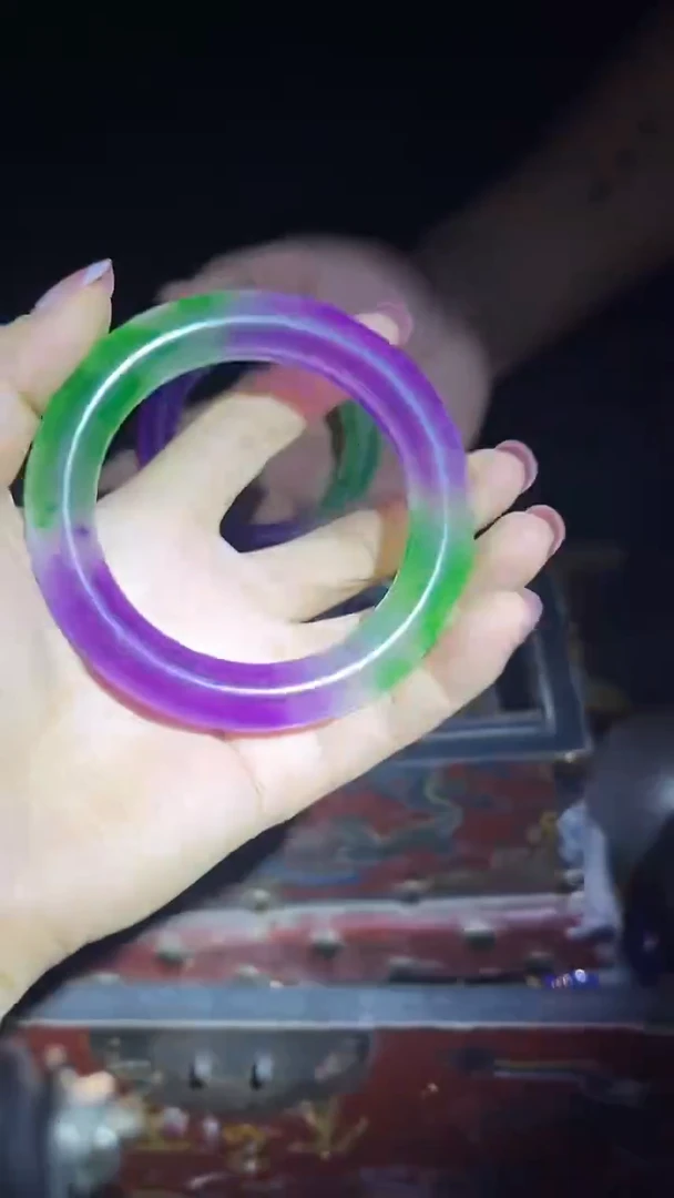 1只.圆.半紫半绿..........