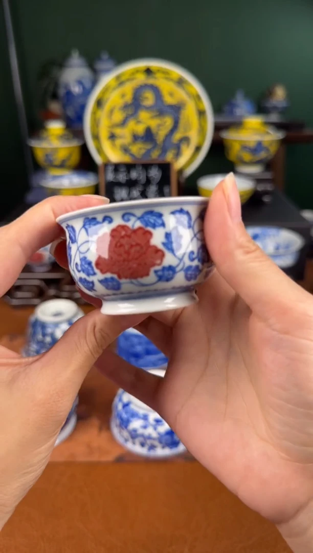 杯望月怀古。釉里红缠枝卢氏杯