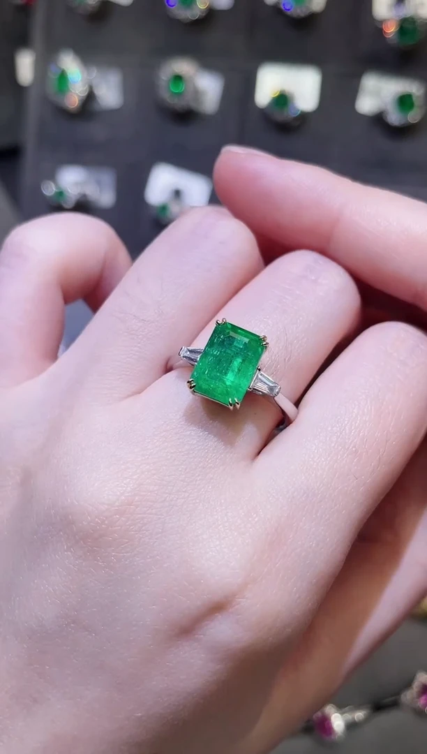 【闪购商品】祖母绿戒指18K金镶嵌3.15CT