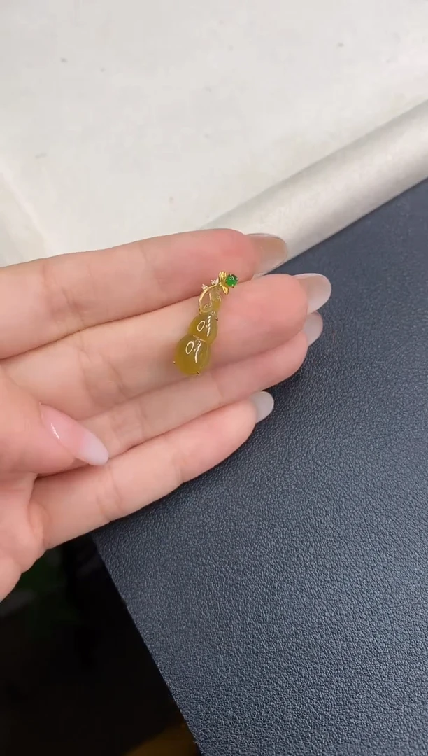 翡翠18K金镶嵌颈饰葫芦