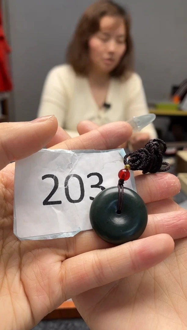 和田玉未镶嵌颈饰.