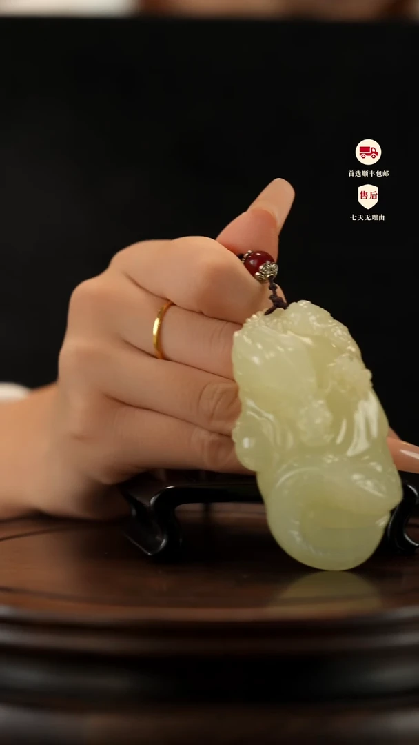 云南石竹叶青雕刻：龙腾四海手把件摆件挂件
