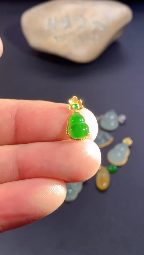 颈饰18K金镶嵌翡翠