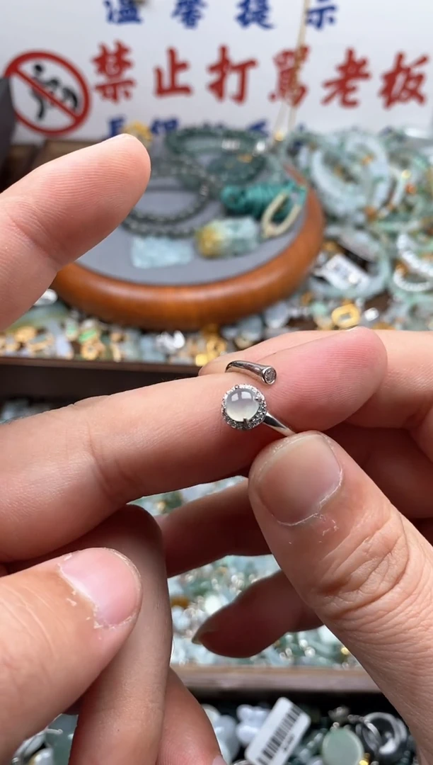 【闪购商品】翡翠颈饰未镶嵌哥哥