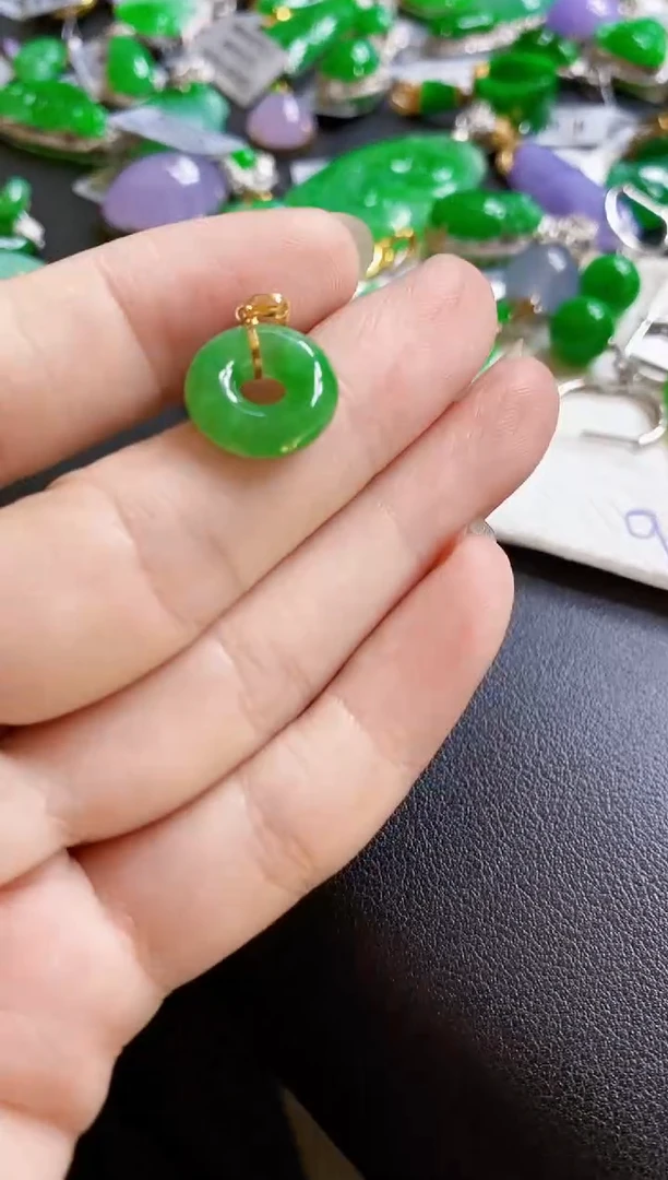 颈饰18K金镶嵌翡翠吊坠