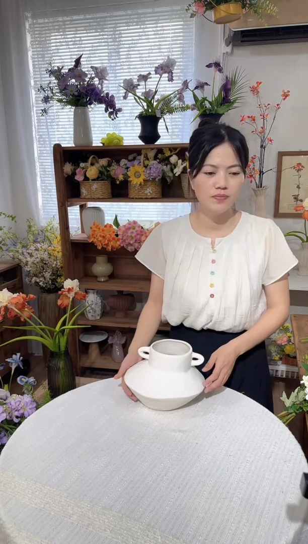 清仓尾货福利，白色尾单花瓶一个