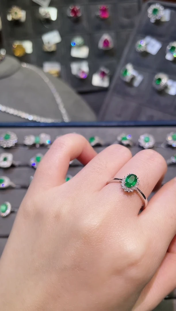 【闪购商品】祖母绿戒指18K金镶嵌定向