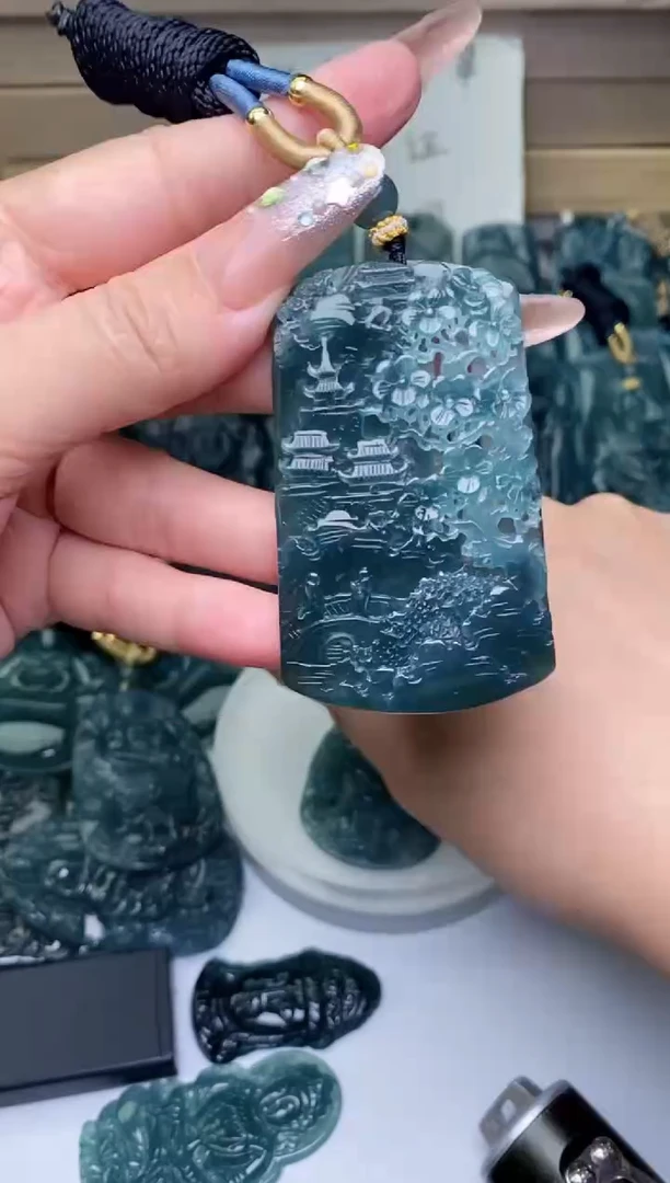 颈饰未镶嵌翡翠