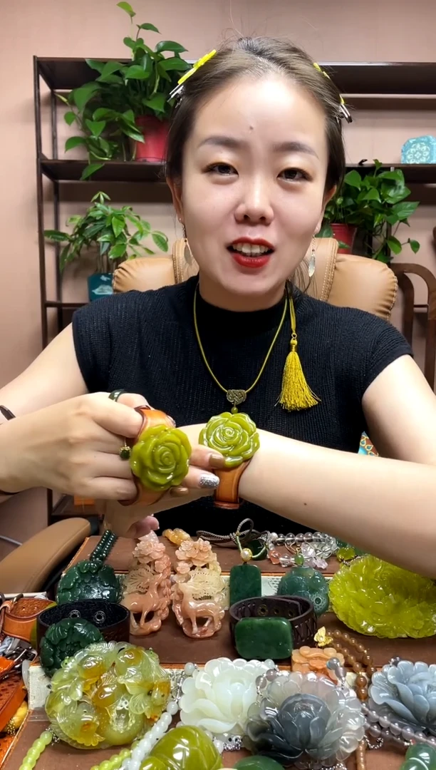 未镶嵌岫玉吊坠多样性发货发其中之一