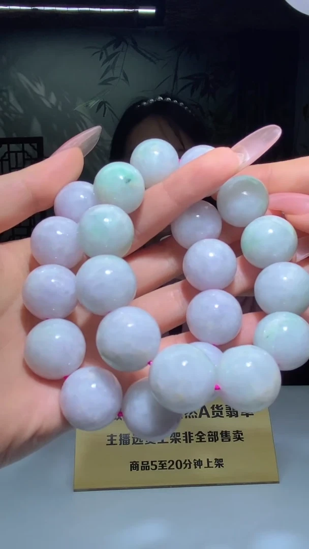 翡翠未镶嵌颈饰多样性发其一