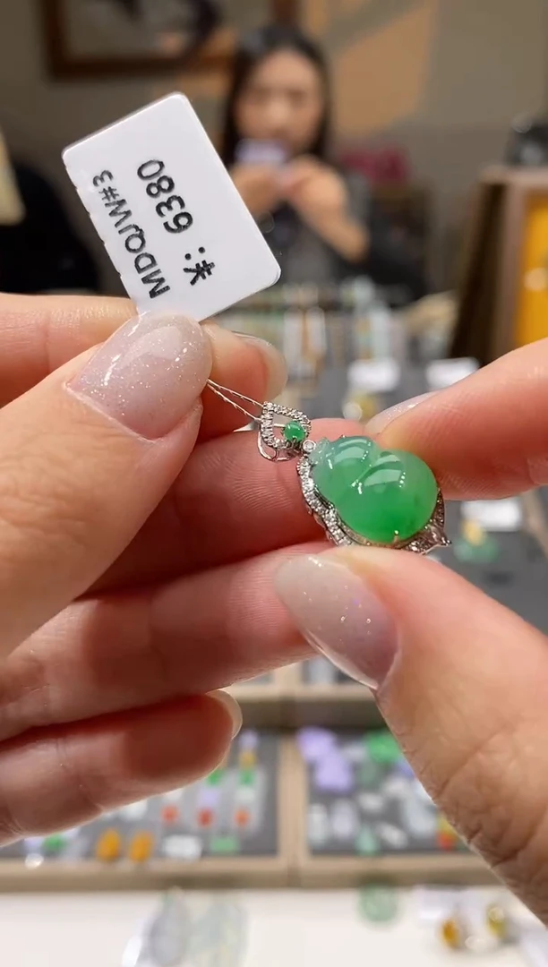 颈饰18K金镶嵌翡翠葫芦