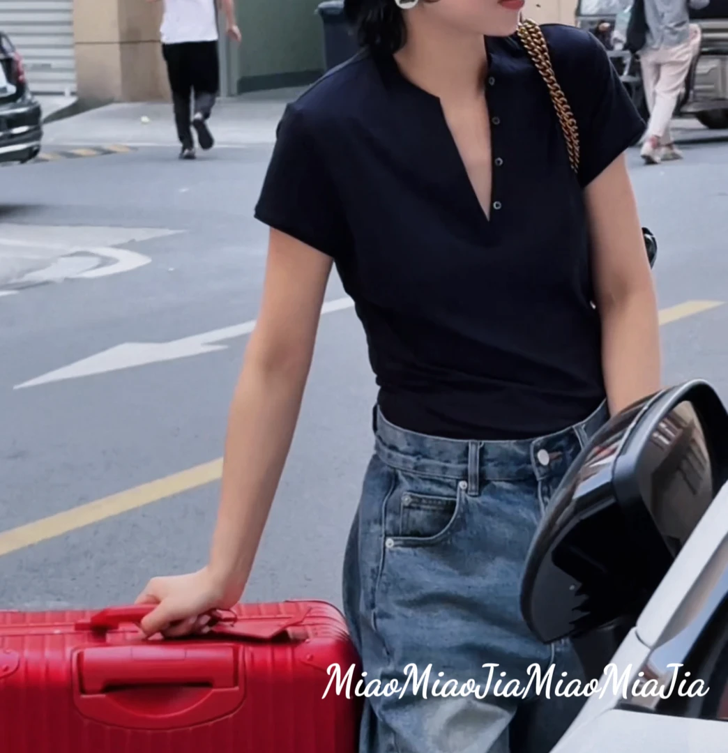 /苗苗家/『排扣T』小众设计感V领排扣显瘦纸片人纯色短袖