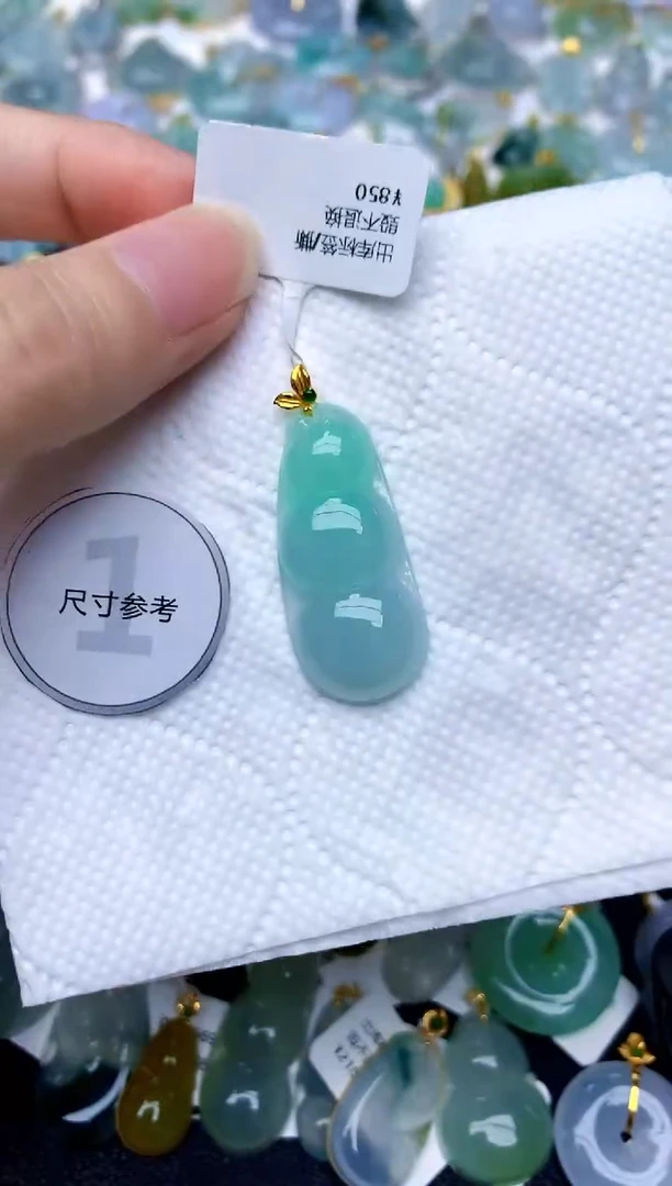 颈饰18K金镶嵌翡翠天然A货翡翠