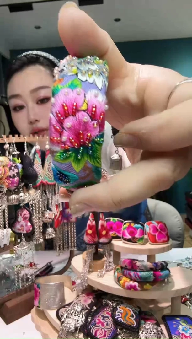 刺绣纯手工苗绣非遗手镯