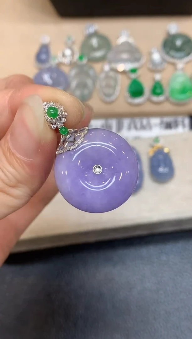 颈饰18K金镶嵌翡翠平安扣【无服务费