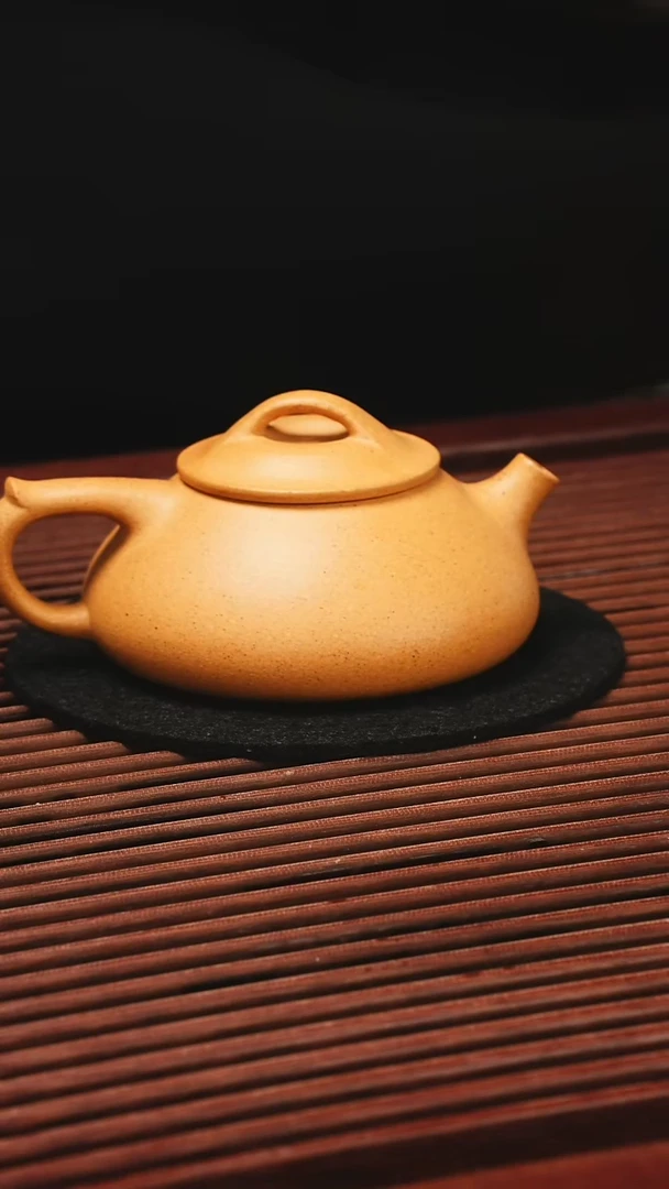 茶壶紫砂150CC天很热闹