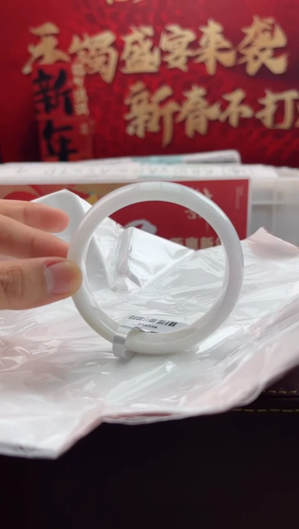 【闪购商品】翡翠手镯未镶嵌1翡翠手镯（微瑕）