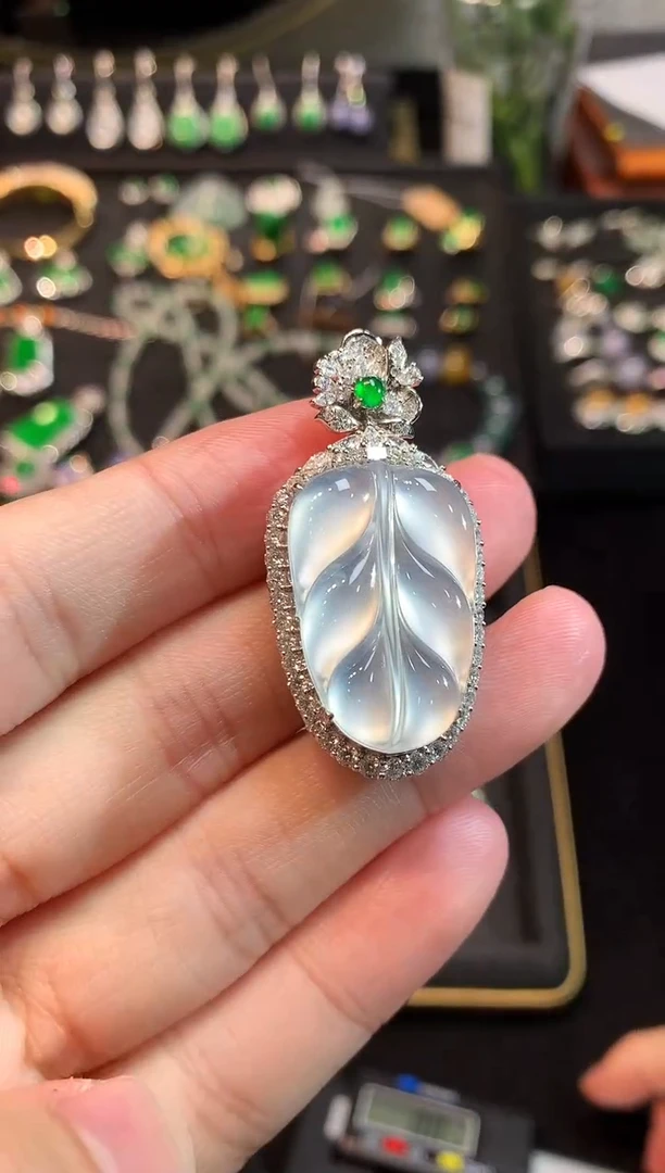 吊坠(赠链)18K金镶嵌翡翠玻璃种钢树叶吊坠