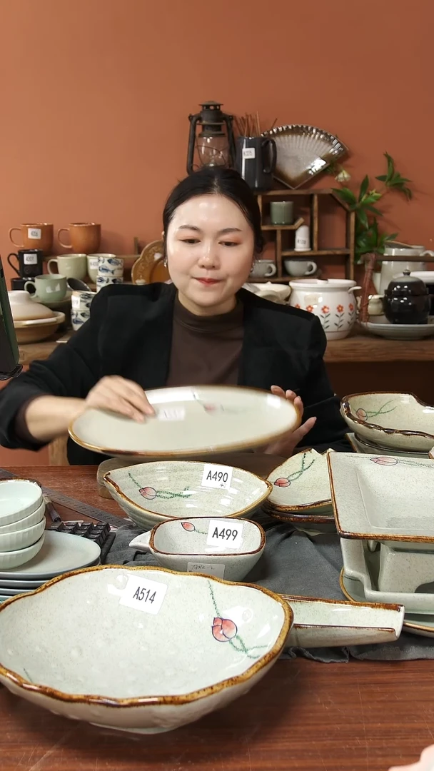 陶瓷A537 一只手绘荷花黑点椭圆鱼盘35*20可能微瑕