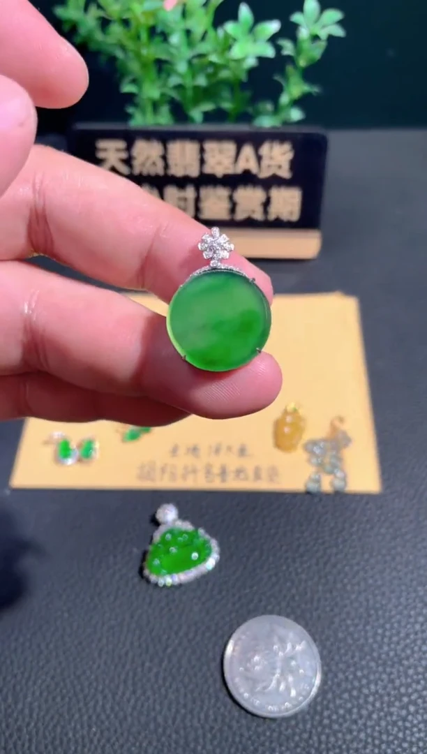 颈饰18K金镶嵌翡翠翡翠