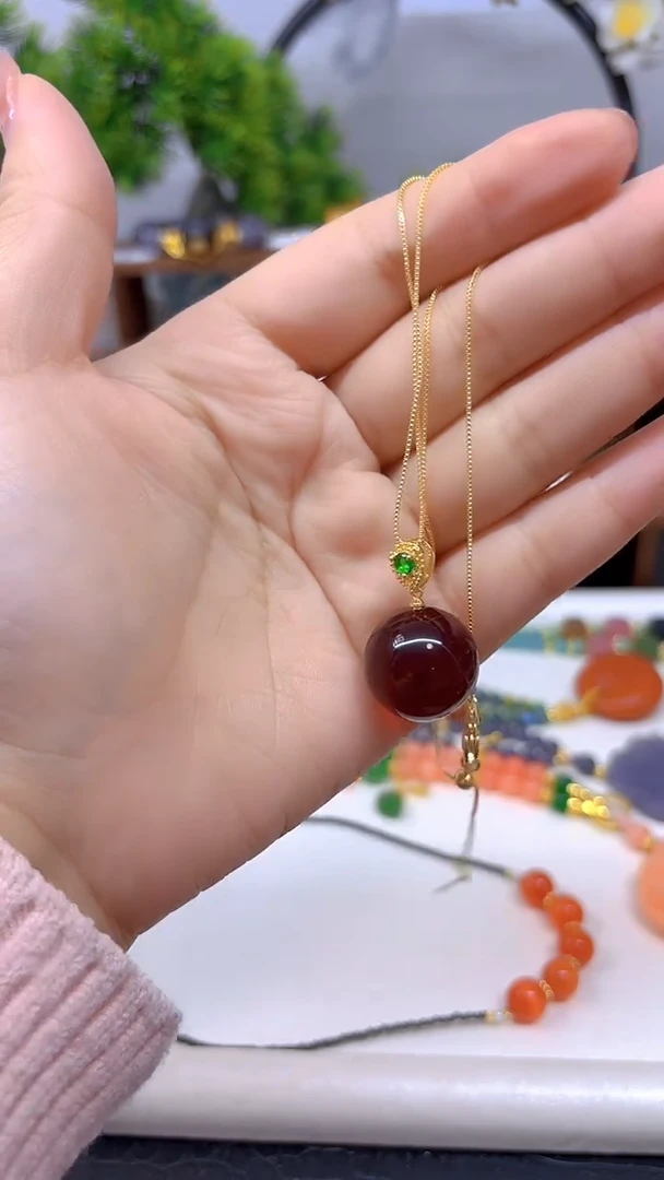 血珀吊坠(赠链)银S925镀金镶嵌D01