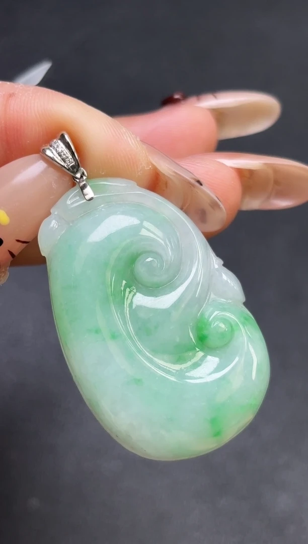 颈饰18K金镶嵌翡翠如意