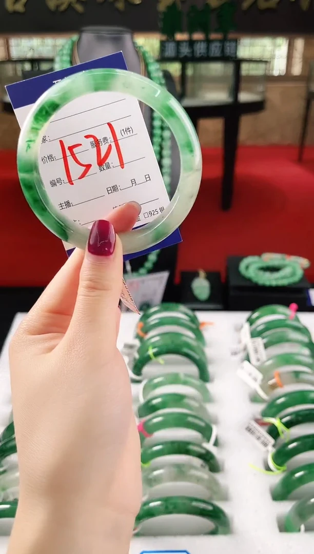 未镶嵌手镯石英质玉（非洲翠）微瑕，一经发货，运费不退介意勿拍