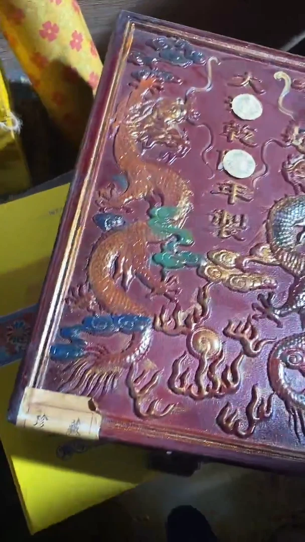 香榧木闷包竖款红色双龙扁盒子