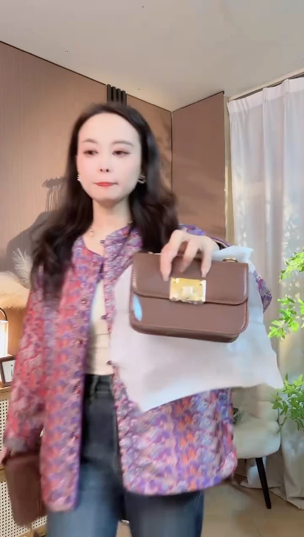 PU斜挎包。手提包，