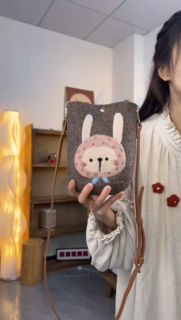 羊毛非遗纯手工包  手机包兔子