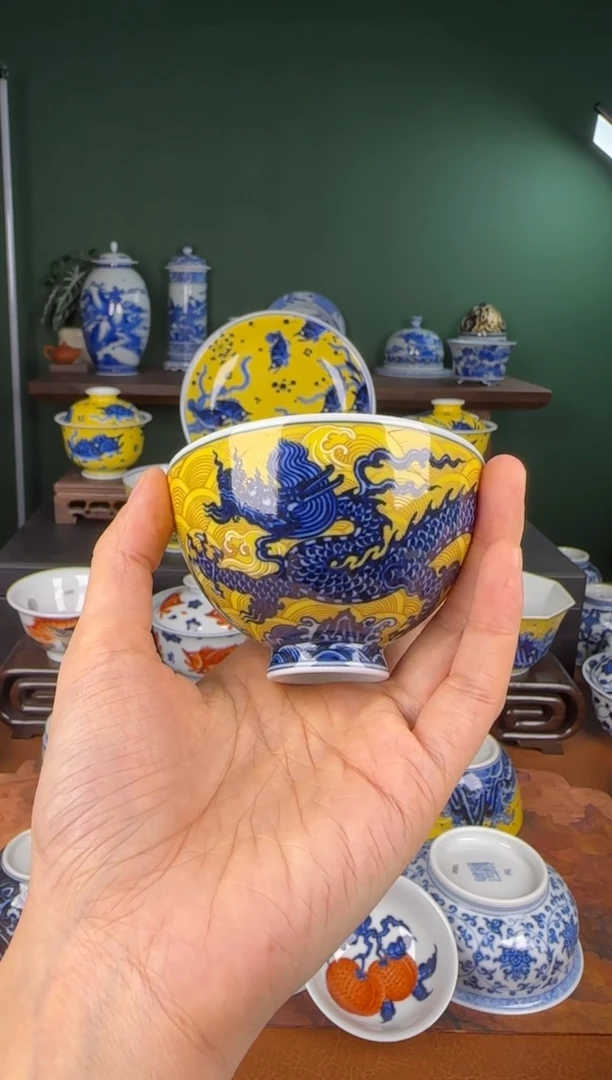 杯水造。黄釉龙纹。 鸡心杯