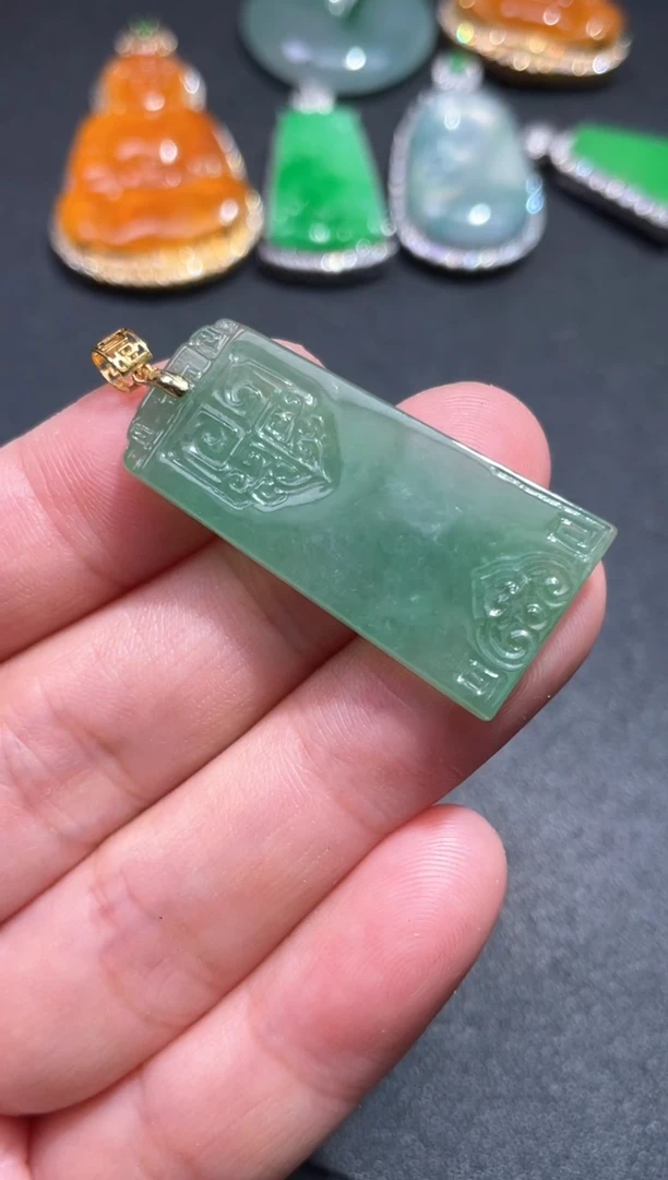 颈饰18K金镶嵌翡翠25.......