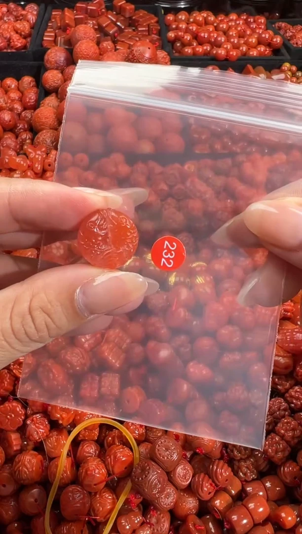 南红玛瑙未镶嵌颈饰1