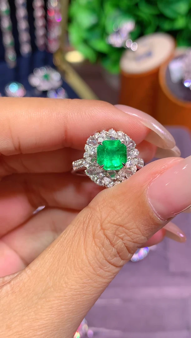 18K金镶嵌戒指祖母绿1.67ct