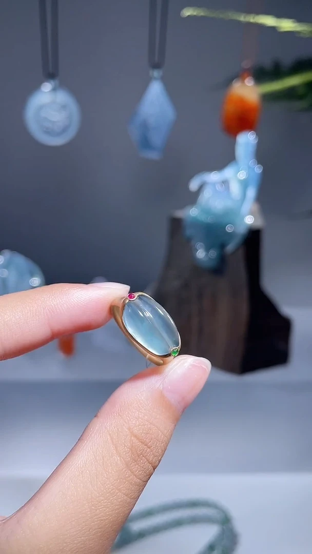 颈饰未镶嵌翡翠戒指