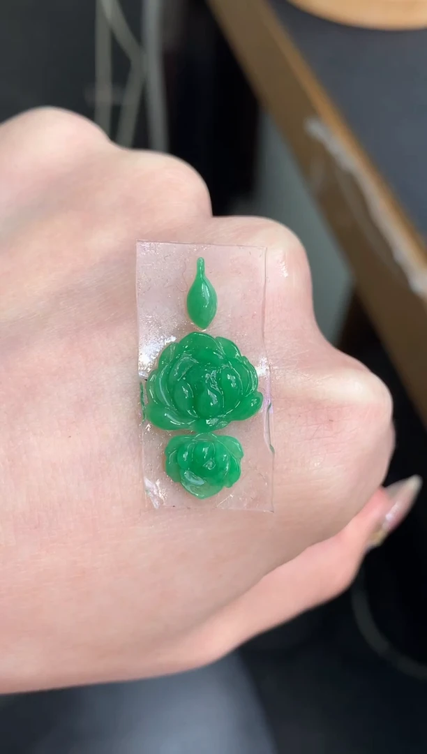 18K金镶嵌定制翡翠莲花