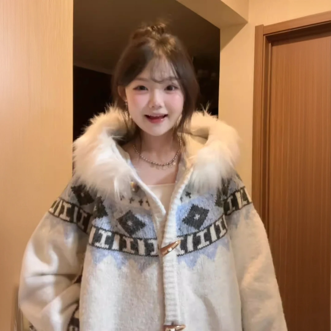 费尔岛牛角扣毛领连帽毛衣外套女2025秋冬新款复古慵懒风针织开衫