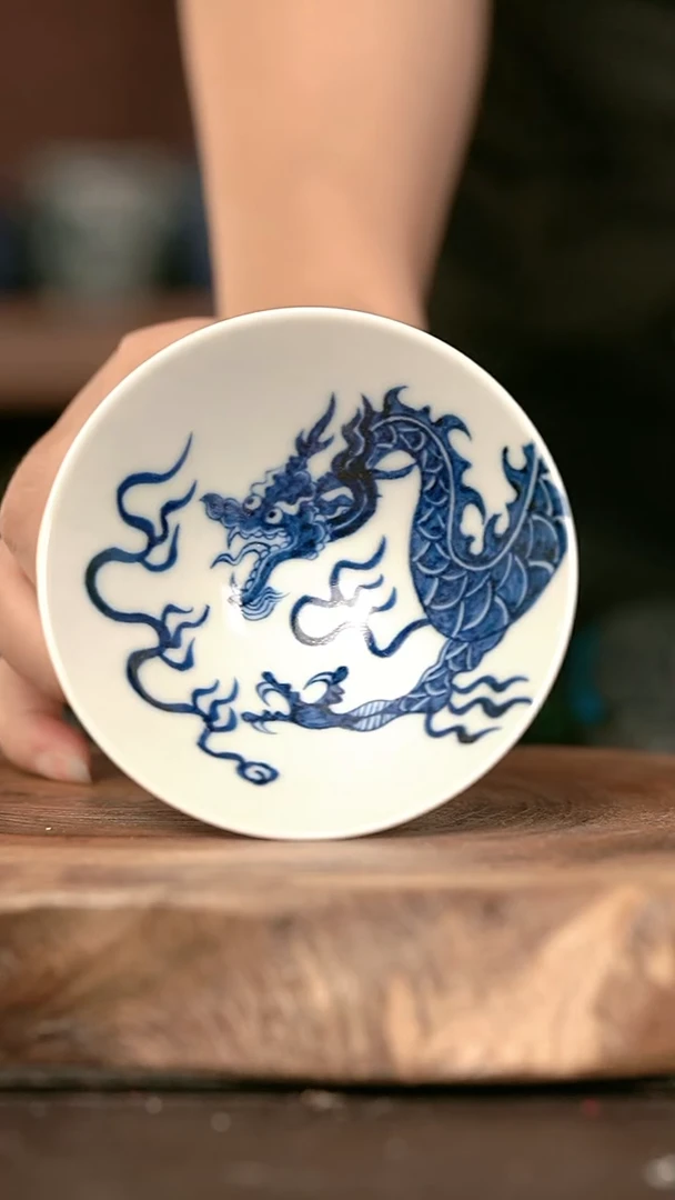 手绘手绘纯手绘高温现代瓷 气  铠甲龙斗笠杯90cc