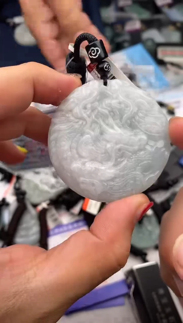 翡翠未镶嵌颈饰多样性发其一