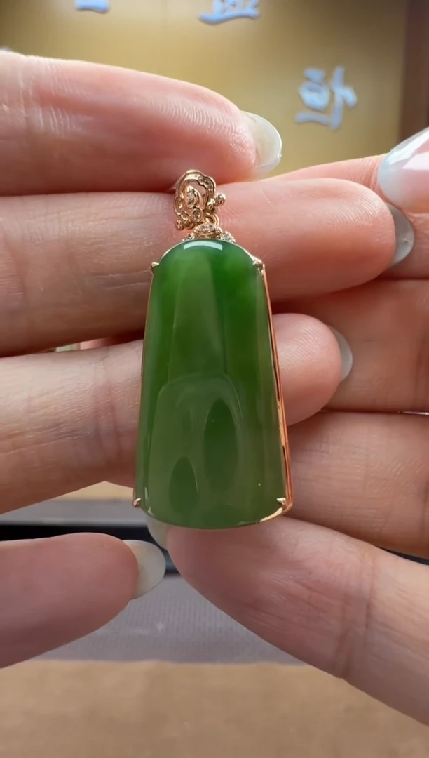 颈饰18K金镶嵌和田玉挂件
