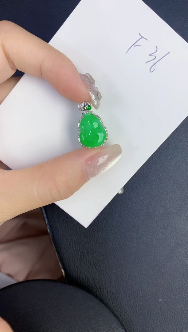 翡翠18K金镶嵌颈饰缅甸天然翡翠A货