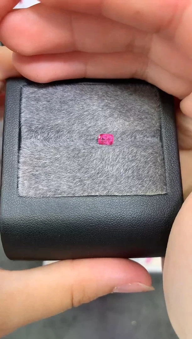 定制尖晶石裸石未镶嵌枕型 热粉 0.45ct